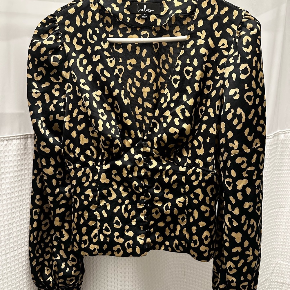 Lulus blouse small cap sleeves black gold print
